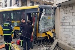 برخورد اتوبوس شرکت واحد با دیواره بزرگراه ستاری