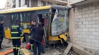 برخورد اتوبوس شرکت واحد با دیواره بزرگراه ستاری