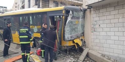 برخورد اتوبوس شرکت واحد با دیواره بزرگراه ستاری