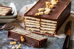 دسر ساده و شیک یخچالی با بیسکویت، موز و شکلات
