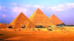 چند هرم در مصر باستان ساخته شد؟
