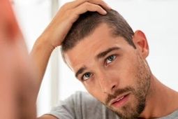چه چیزی باعث خشکی مو می‌شود؟
