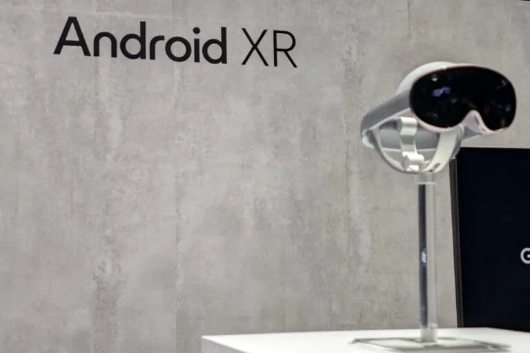 نمایش قابلیت ترجمه همزمان اندروید XR با زبان فارسی