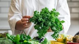 ۵ سبزی پرخاصیت برای کاهش کلسترول بعد از ۵۰ سالگی