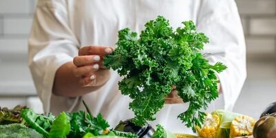 ۵ سبزی پرخاصیت برای کاهش کلسترول بعد از ۵۰ سالگی