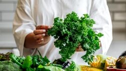 ۵ سبزی پرخاصیت برای کاهش کلسترول بعد از ۵۰ سالگی