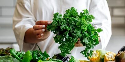 ۵ سبزی پرخاصیت برای کاهش کلسترول بعد از ۵۰ سالگی