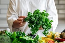 ۵ سبزی پرخاصیت برای کاهش کلسترول بعد از ۵۰ سالگی