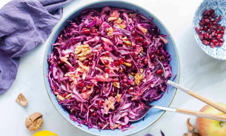 طرز تهیه سالاد کلم قرمز و انار مجلسی رستورانی