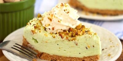 چیز کیک پسته به روش یخچالی با پایه بیسکویت
