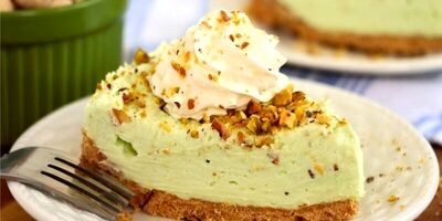 چیز کیک پسته به روش یخچالی با پایه بیسکویت

