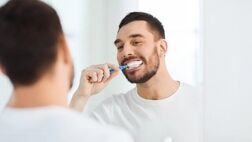 نقش مسواک زدن و استفاده از نخ دندان در جلوگیری از آلزایمر
