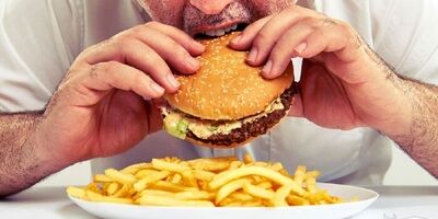 سریع غذا خوردن، خطرِ ریفلاکس و بازگشتِ اسیدِ معده را افزایش می‌دهد
