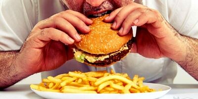 سریع غذا خوردن، خطرِ ریفلاکس و بازگشتِ اسیدِ معده را افزایش می‌دهد