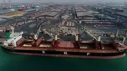 پهلودهی یک فروند کشتی غول‌پیکر گندم در بندر شهید رجایی
