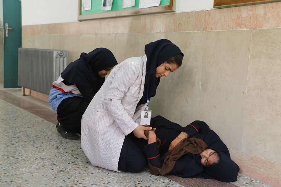سقوط دختر دانش‌آموز از طبقه چهارم مدرسه