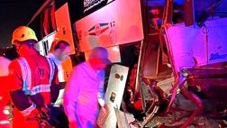 حادثه واژگونی اتوبوس در اتوبان ساوه با ۲۸ مسافر
