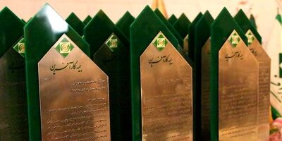 از نمایندگان برتر سال 1398 بیمه کارآفرین تقدیر شد