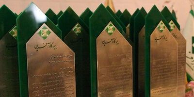 از نمایندگان برتر سال 1398 بیمه کارآفرین تقدیر شد