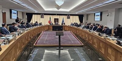 حضور دکتر پزشکیان در نشست رئیس کل و مدیران بانک مرکزی
