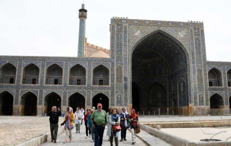 گردشگران خارجی در هنگام ورود به کشور بیمه کرونا می‌شوند