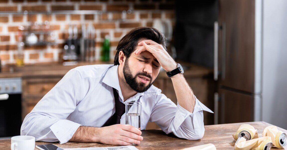 نشانه و عوامل سردرد تنشی چیست؟