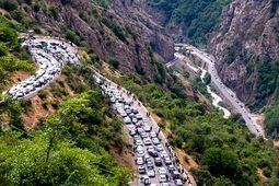 ترافیک در محورهای شمالی سنگین است/ بارش باران در جاده‌های ۳ استان کشور