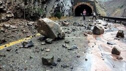 ریزش کوه در جاده چالوس/ جاده مسدود شد
