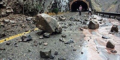 ریزش کوه در جاده چالوس/ جاده مسدود شد
