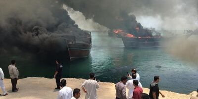 آتش سوزی در اسکله نخل تقی/چهار لنج سوختند
