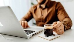 راه‌های ساده برای بیدار ماندن بدون مصرف کافئین

