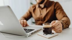 راه‌های ساده برای بیدار ماندن بدون مصرف کافئین
