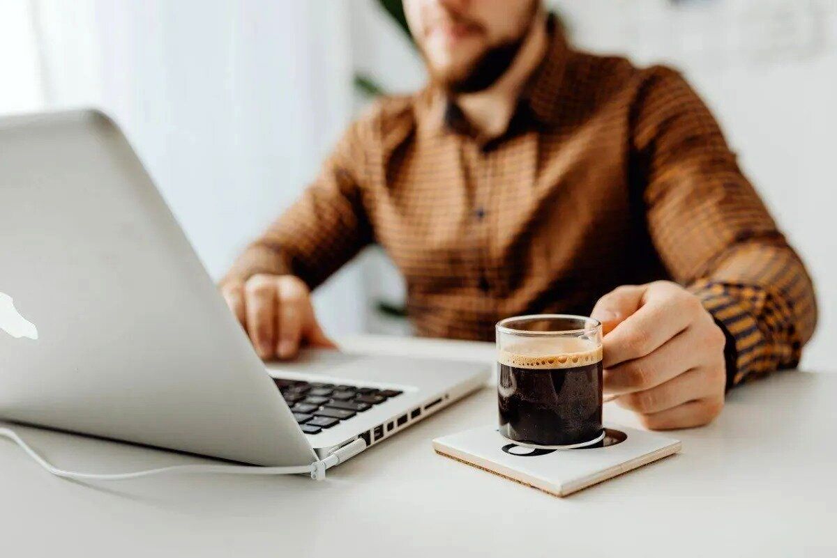 راههای ساده برای بیدار ماندن بدون مصرف کافئین