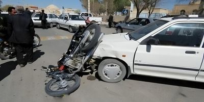 تصادف سواری ۲۰۶ با اتوبوس بی آر تی در بزرگراه چمران تهران