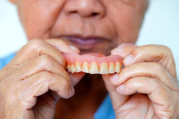 آیا بیمه تامین اجتماعی هزینه دندان مصنوعی را می‌دهد؟