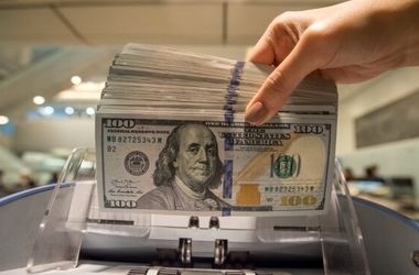 دستور رئیس کل بانک مرکزی برای تخصیص یک میلیارد دلار به تامین ارز واردات کالاهای اساسی