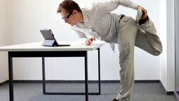 آب کردن شکم با میز و صندلی محل کار
