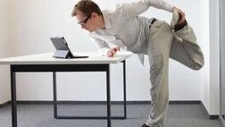 آب کردن شکم با میز و صندلی محل کار

