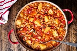 طرز تهیه خوراک لوبیا چیتی با سیب زمینی و قارچ