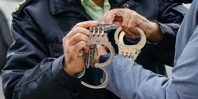 اخاذی مرد شیاد با جلب اعتماد زنان پس از مرگ مادرشان