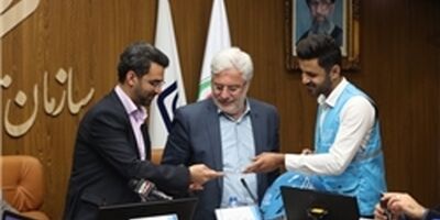 تحویل اولین دفترچه بیمه آنلاین به وزیر ارتباطات توسط الوپیک