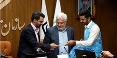 تحویل اولین دفترچه بیمه آنلاین به وزیر ارتباطات توسط الوپیک