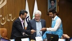 تحویل اولین دفترچه بیمه آنلاین به وزیر ارتباطات توسط الوپیک