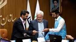 تحویل اولین دفترچه بیمه آنلاین به وزیر ارتباطات توسط الوپیک
