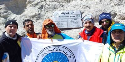 اهتزاز پرچم بیمه ایران بر بام ایران

