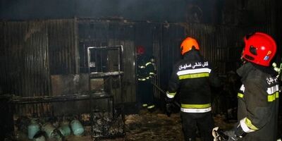 ۱۵ مغازه و انبار درحریق بامدادی بازار ناصرخسرو آتش گرفتند