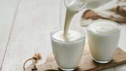 آموزش تهیه دوغ محلی با شیر و ماست