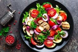 ۷ سالاد خلاقانه و خوشمزه برای عاشقان سالاد + طرز تهیه
