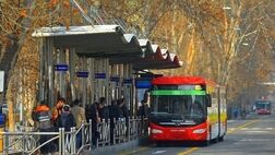 تصادف سواری ۲۰۶ با اتوبوس بی آر تی در بزرگراه چمران تهران