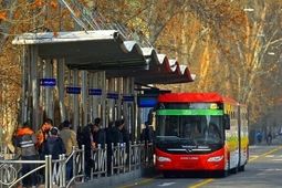 تصادف سواری ۲۰۶ با اتوبوس بی آر تی در بزرگراه چمران تهران